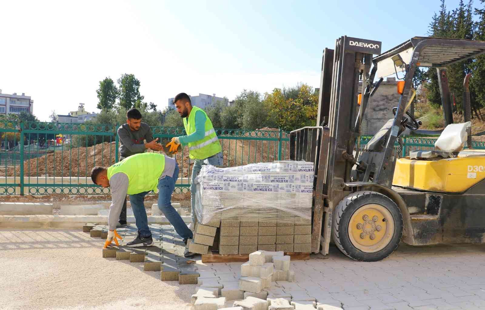 Toroslar Belediyesi, ilçeyi kendi ürettiği kilit parke taşıyla donatıyor