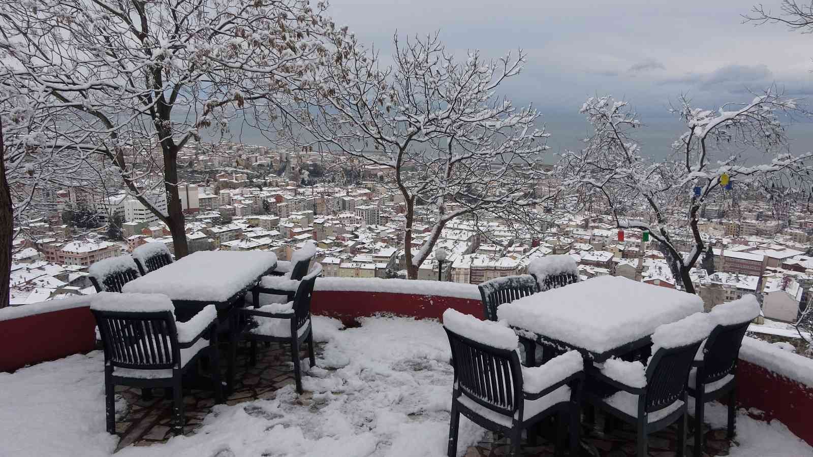Trabzon’da karın getirdiği zorluklar ve güzellikler görüntülere böyle yansıdı