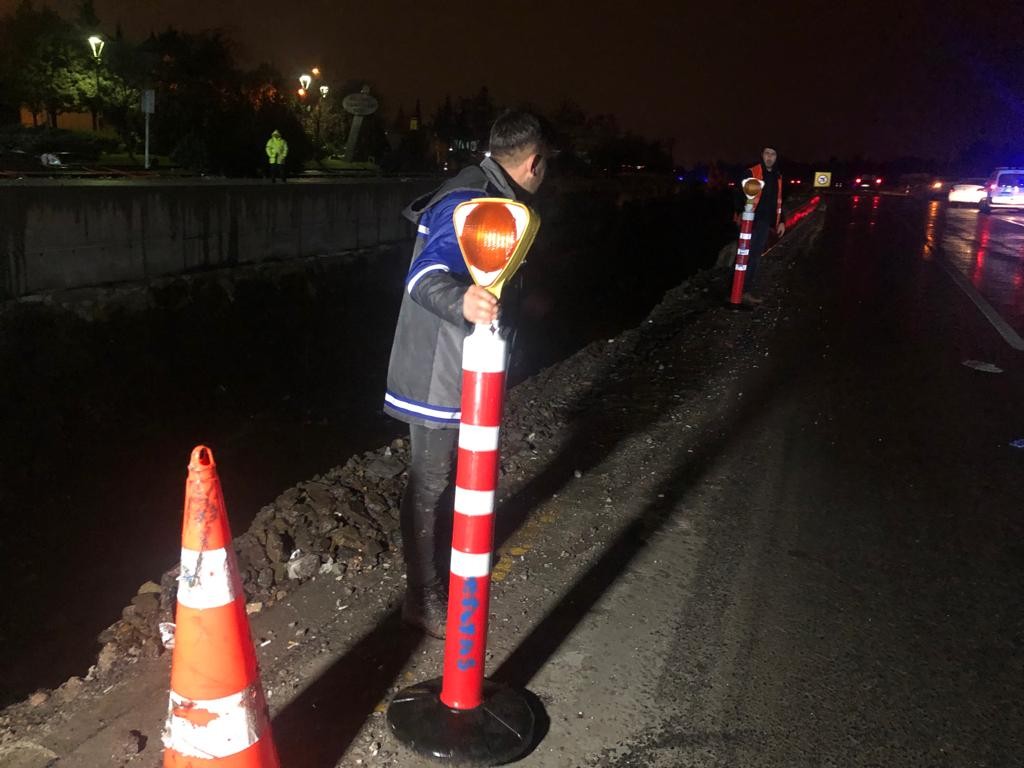 ’U’ dönüşü yapmak isteyen otomobil yol yapım inşaat alanına düştü: 3’ü çocuk 7 yaralı