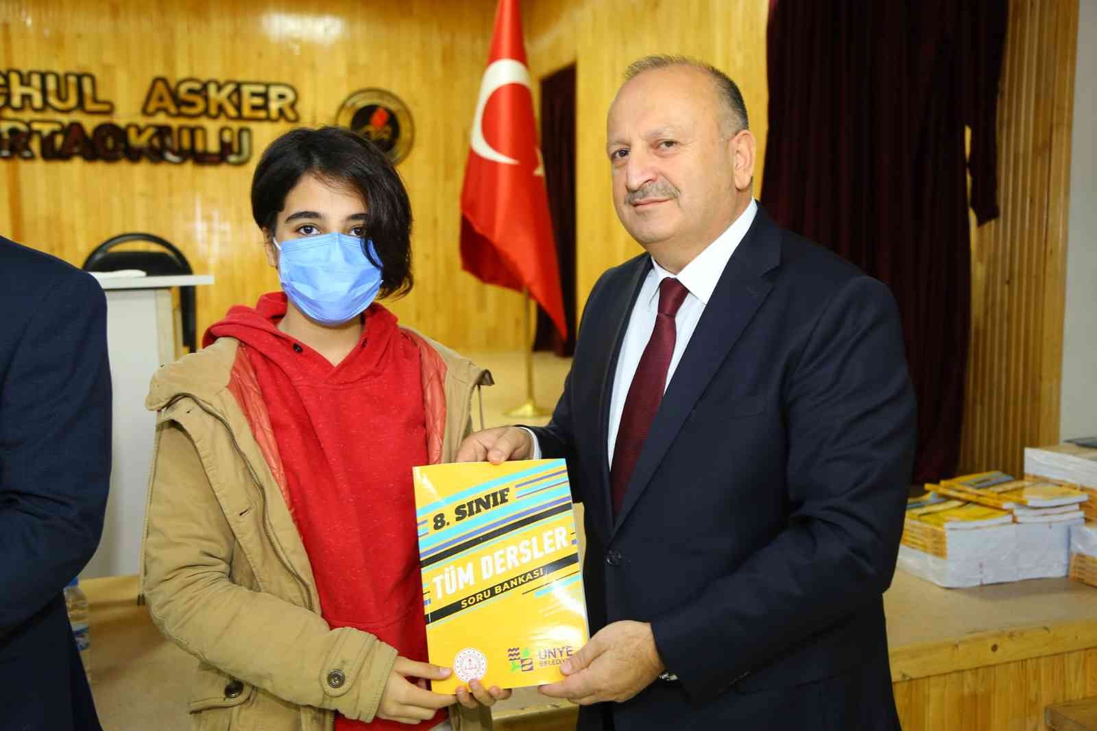 Ünye’de öğrencilere 3 bin 700 adet kaynak kitap desteği