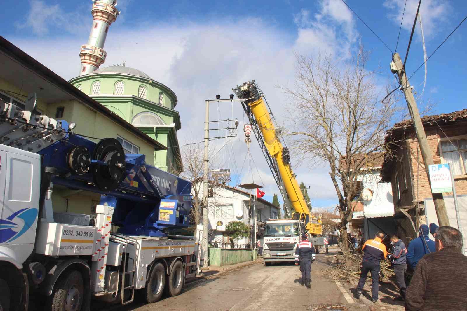 Yan yatan minare indirilmeye çalışılıyor