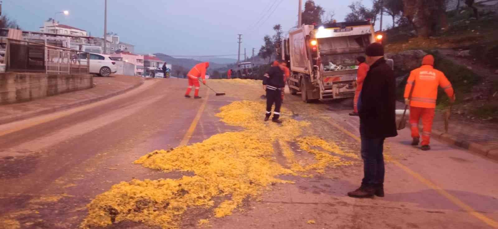 Yola dökülen meyve püresi tehlike oluşturdu