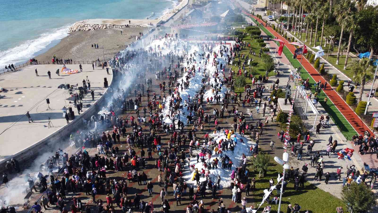 70 kamyon kar taşındı, çocuklar kar festivalinde doyasıya eğlendi