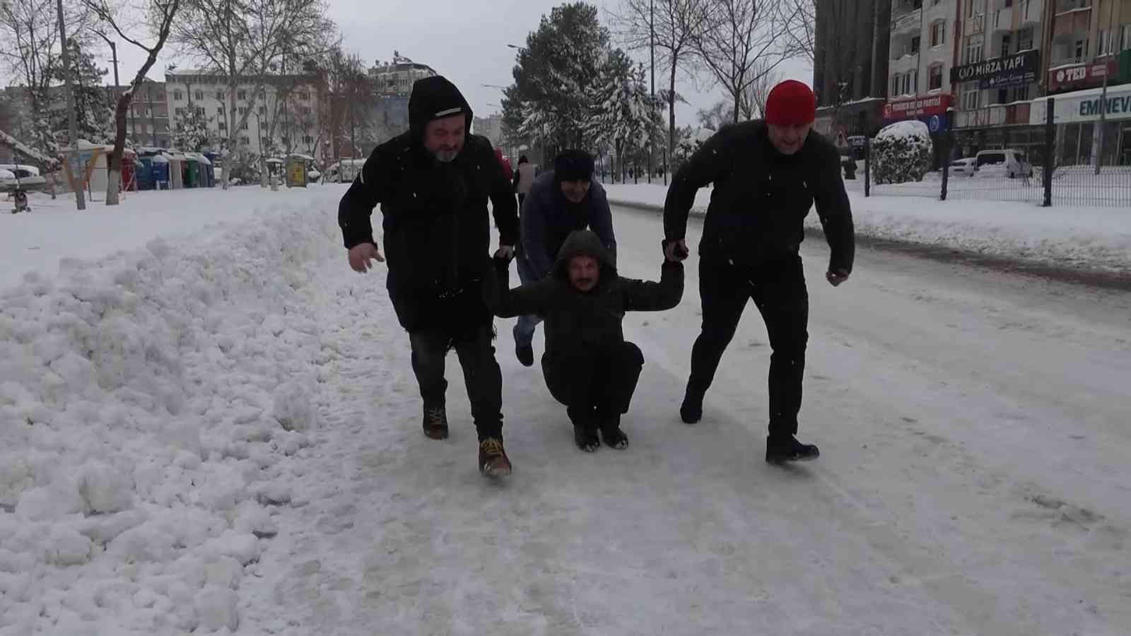 Ağaçlar devrildi, araçlar yolda mahsur kaldı