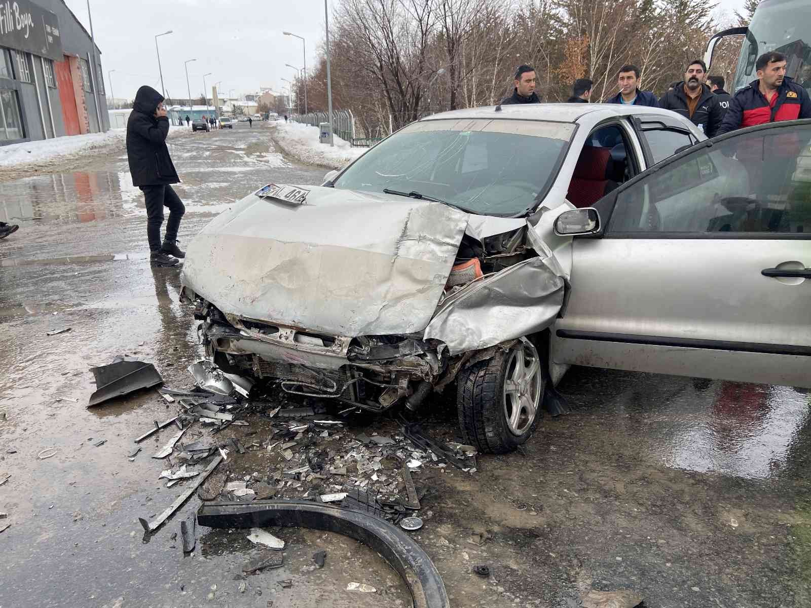 Ağrı’da hasta taşıyan araç kaza yaptı: 2 yaralı