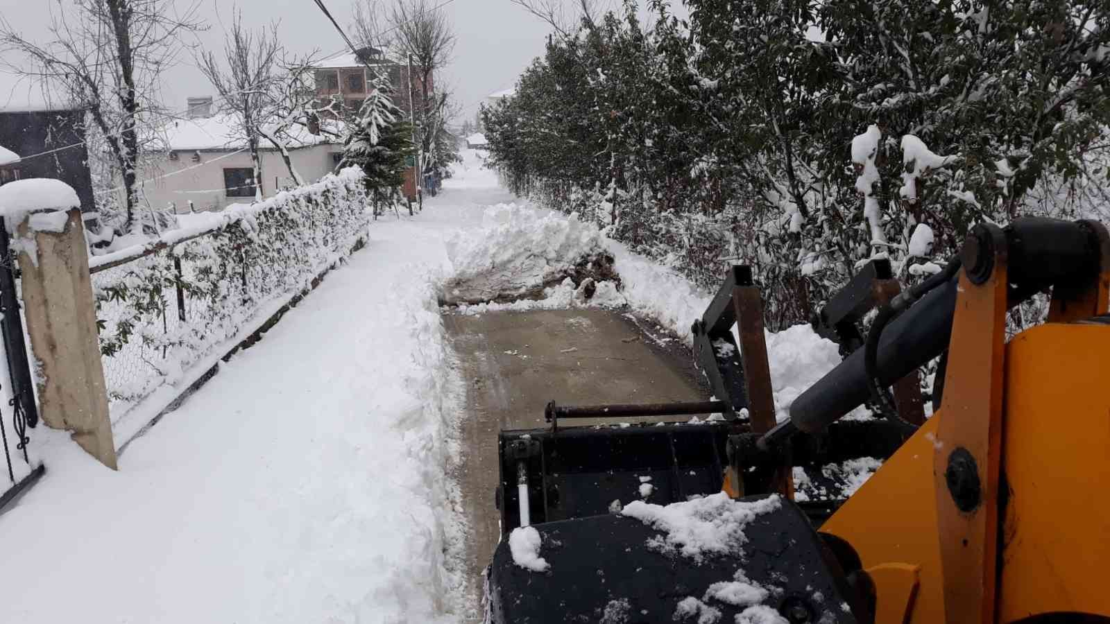 Akçaabat’ta kardan kapanan yollar açıldı