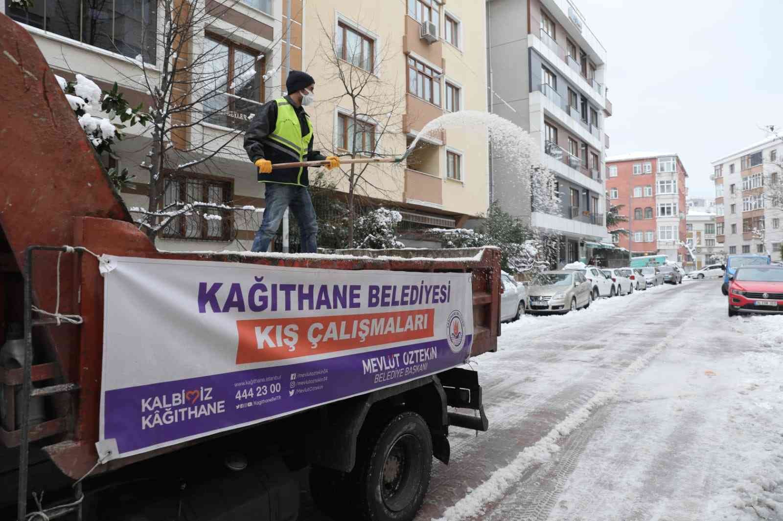 Ana cadde ve ara sokaklar kardan temizlendi