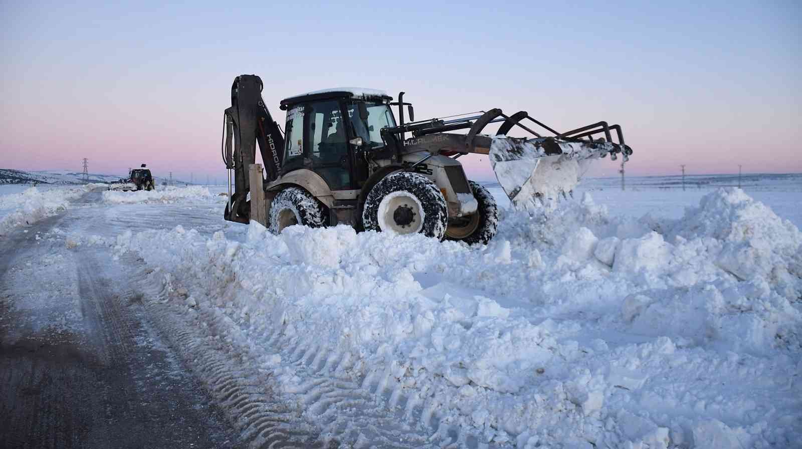 Araban’da karla mücadele sürüyor