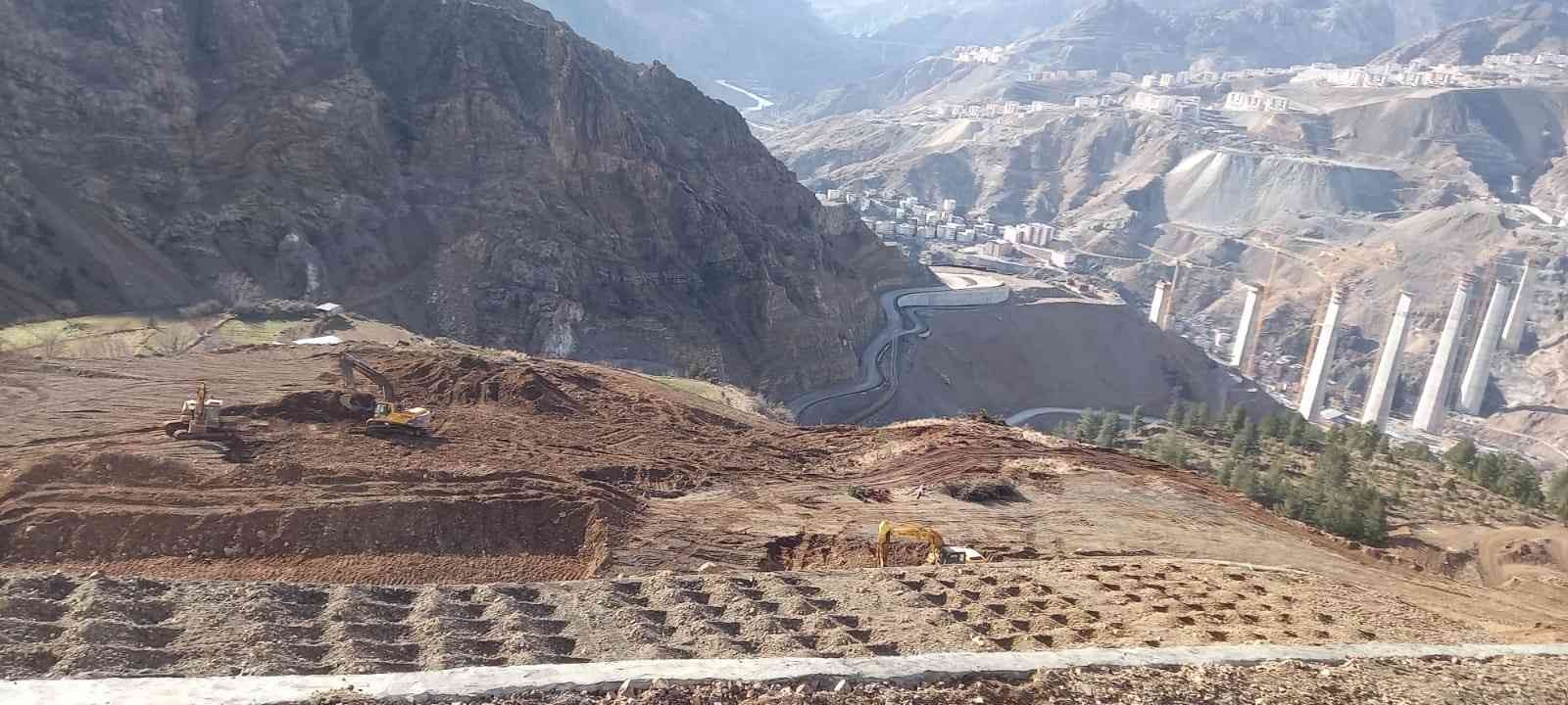 Baraj nedeniyle sular altında kalacak ilçede vatandaşlara mezarlarını taşımaları için anonslarla çağrıda bulunuluyor