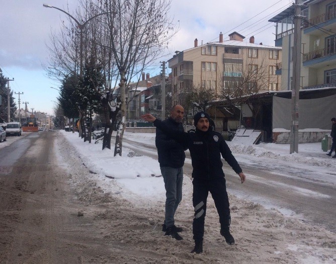 Başkan Altay, ayağının tozuyla çalışmalara katıldı