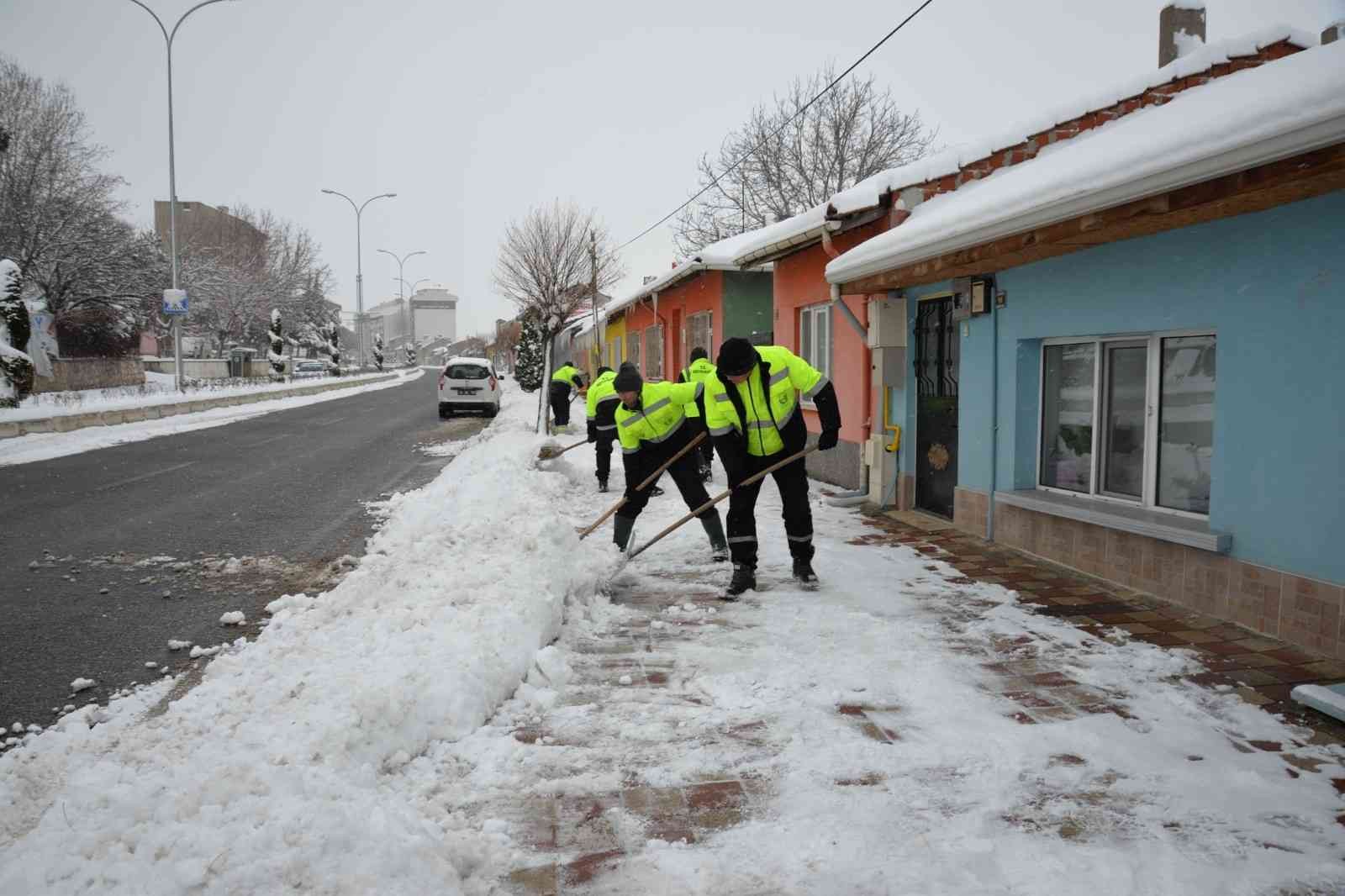 Başkan Bakkalcıoğlu karla mücadele çalışmalarını yerinde inceledi