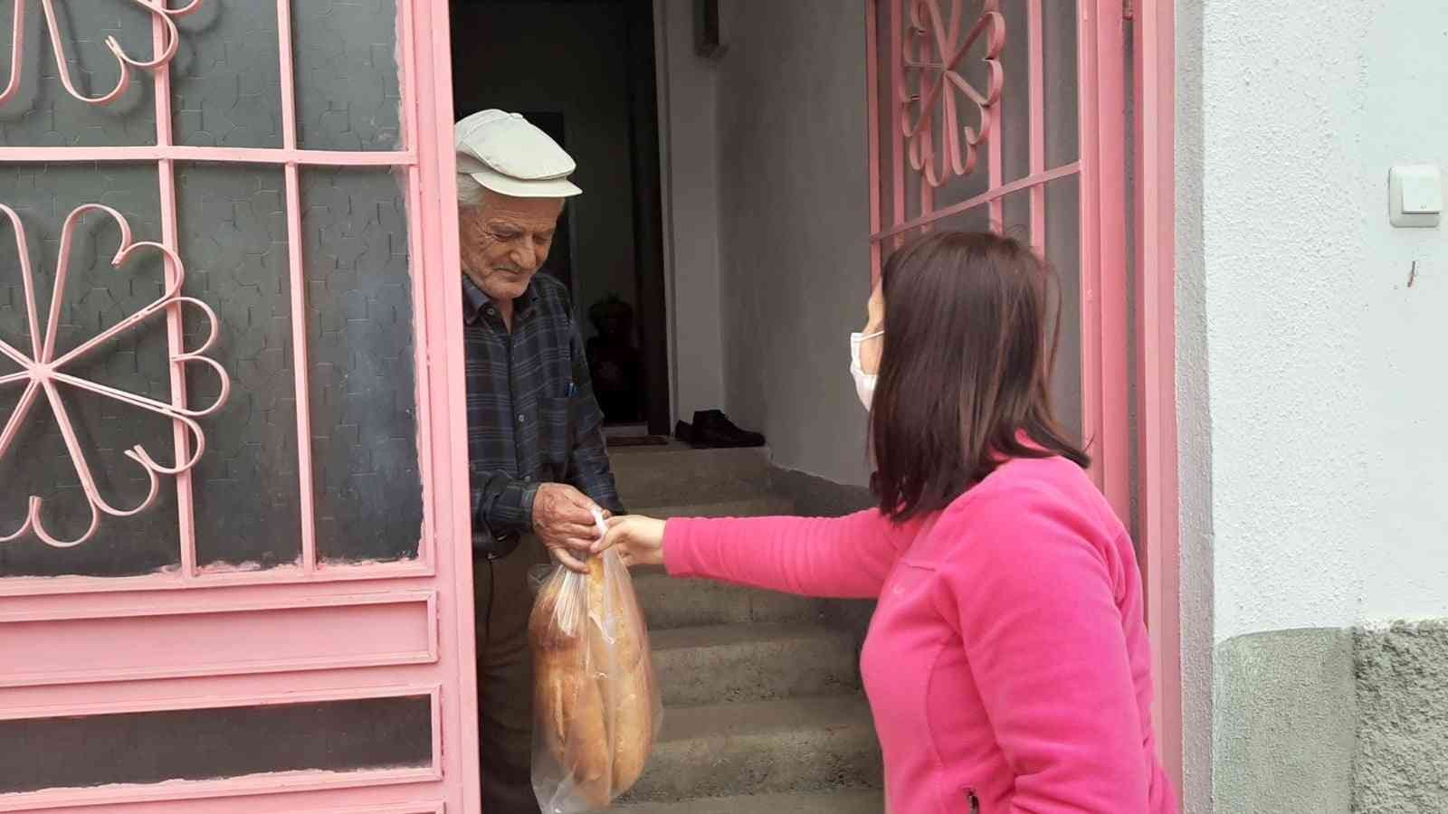 Başkan Tekin sokağa çıkamayan vatandaşların ayağına kadar ihtiyaçlarını götürdü