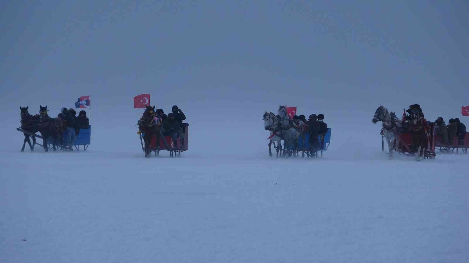 Belediye başkanları Çıldır Gölü’nde tipiye yakalandı