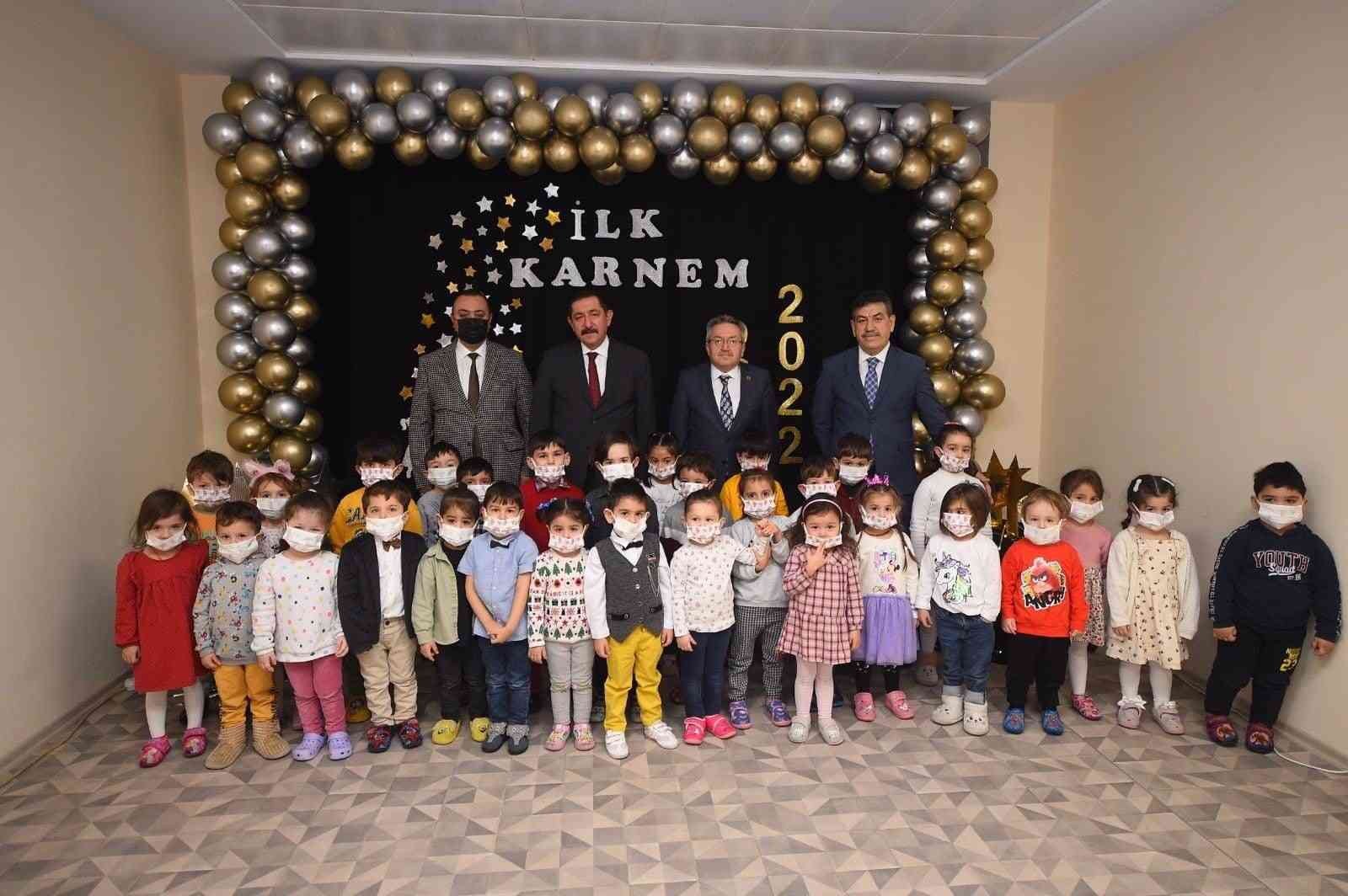 Belediye Çocuk Bakımevi öğrencileri ilk karnelerini aldı