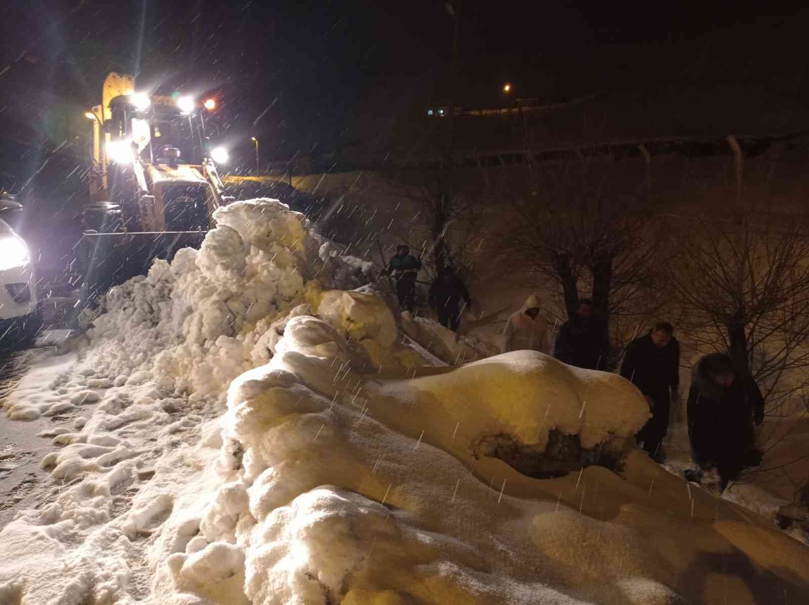 Belediye ekiplerinin 2 bin 400 rakımda içme suyu mücadelesi