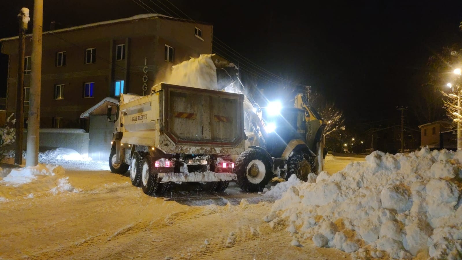 Belediye ekiplerinin gece kar mesaisi