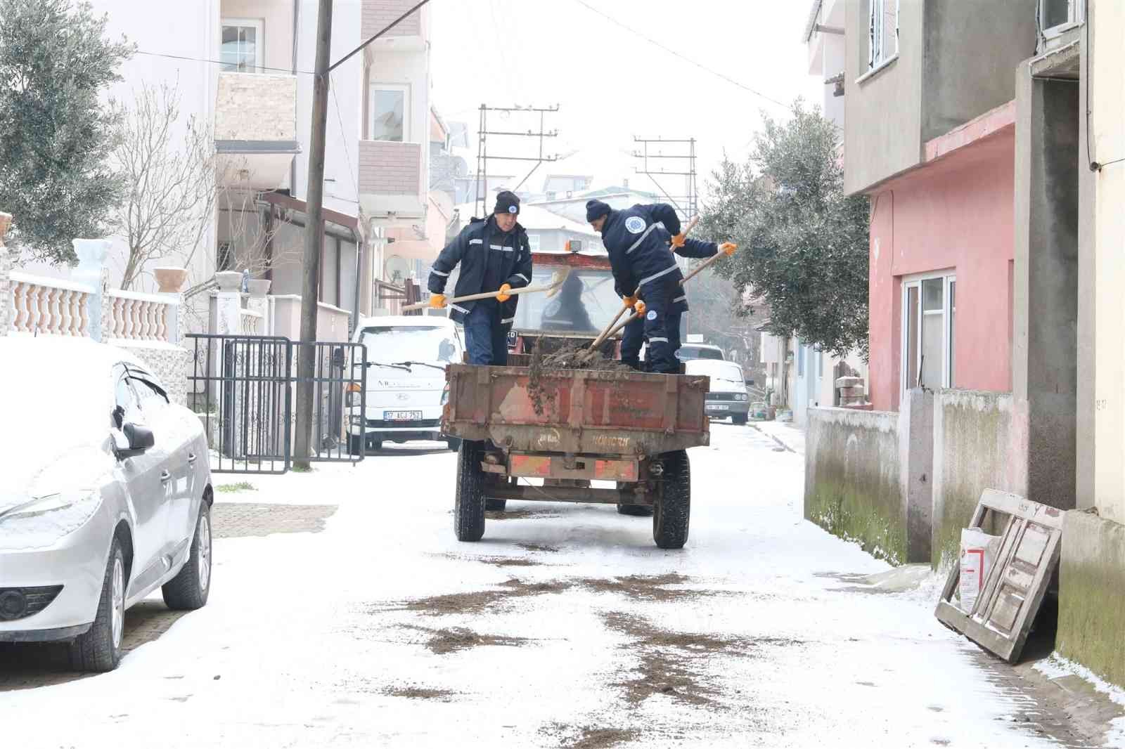 Biga Belediyesi karla mücadelesine devam ediyor