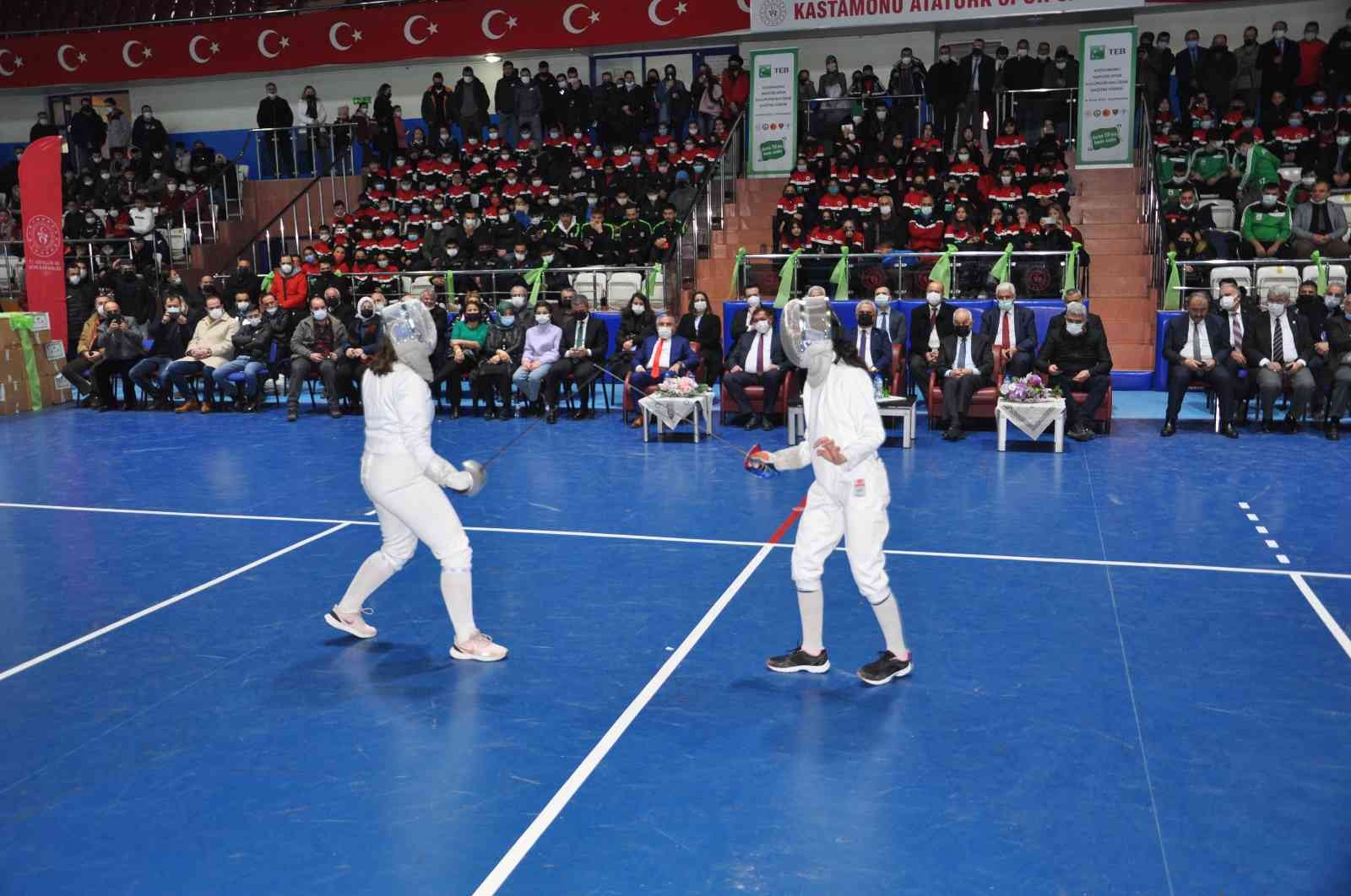 Bin 512 sporcuya 10 bin 500 parça spor malzemesi dağıtıldı