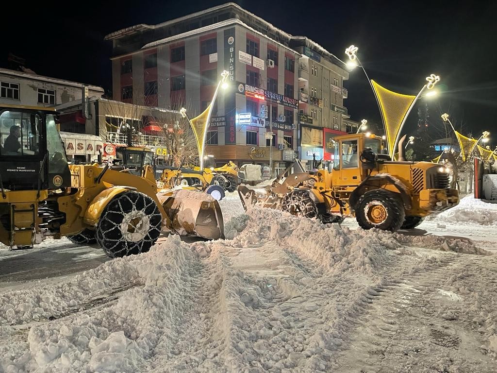 Bingöl Belediyesi karla mücadele çalışmalarına aralıksız devam ediyor