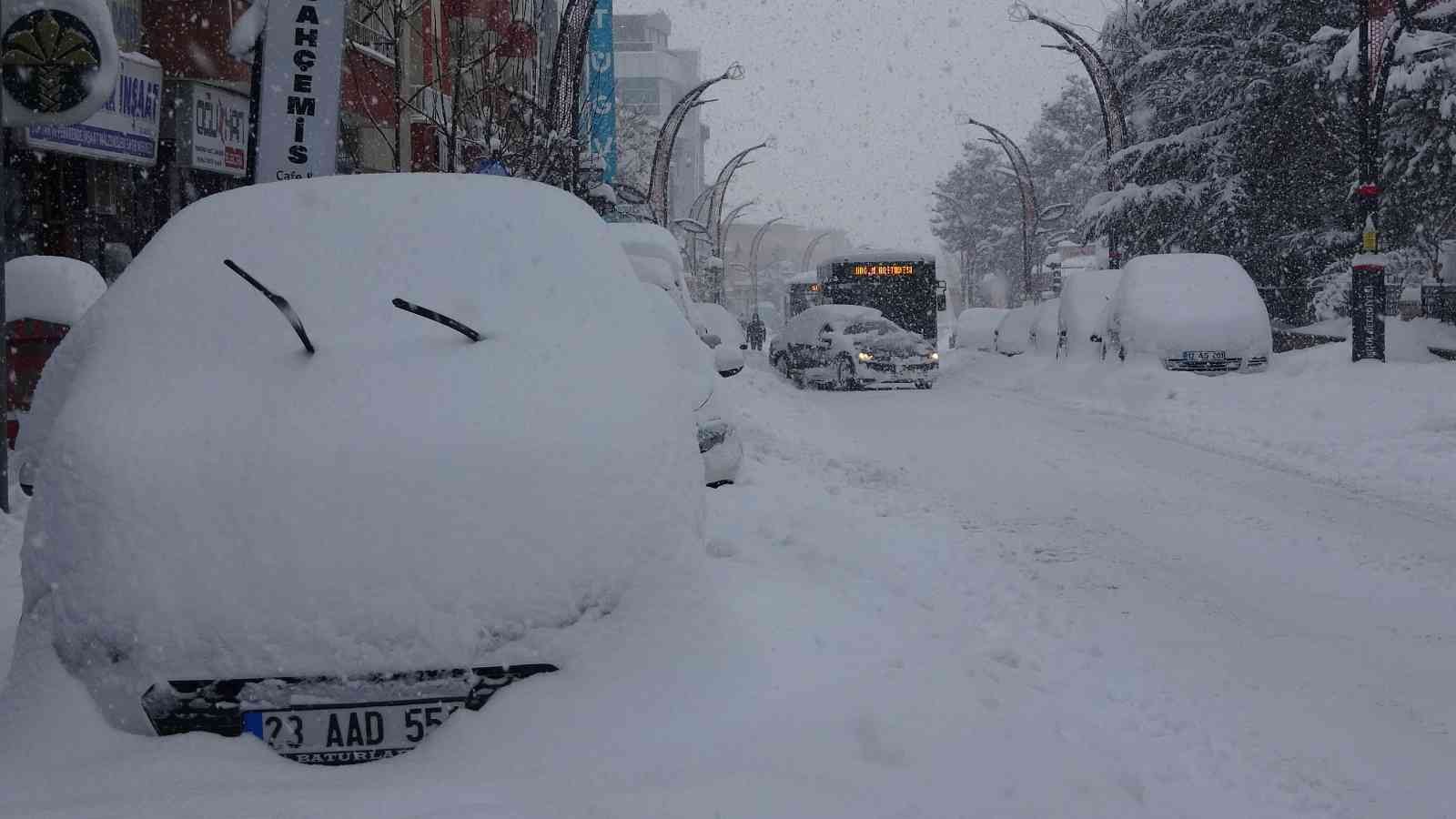Bingöl’de kar esareti: Araçlar kara gömüldü, 281 köy yolu ulaşıma kapandı