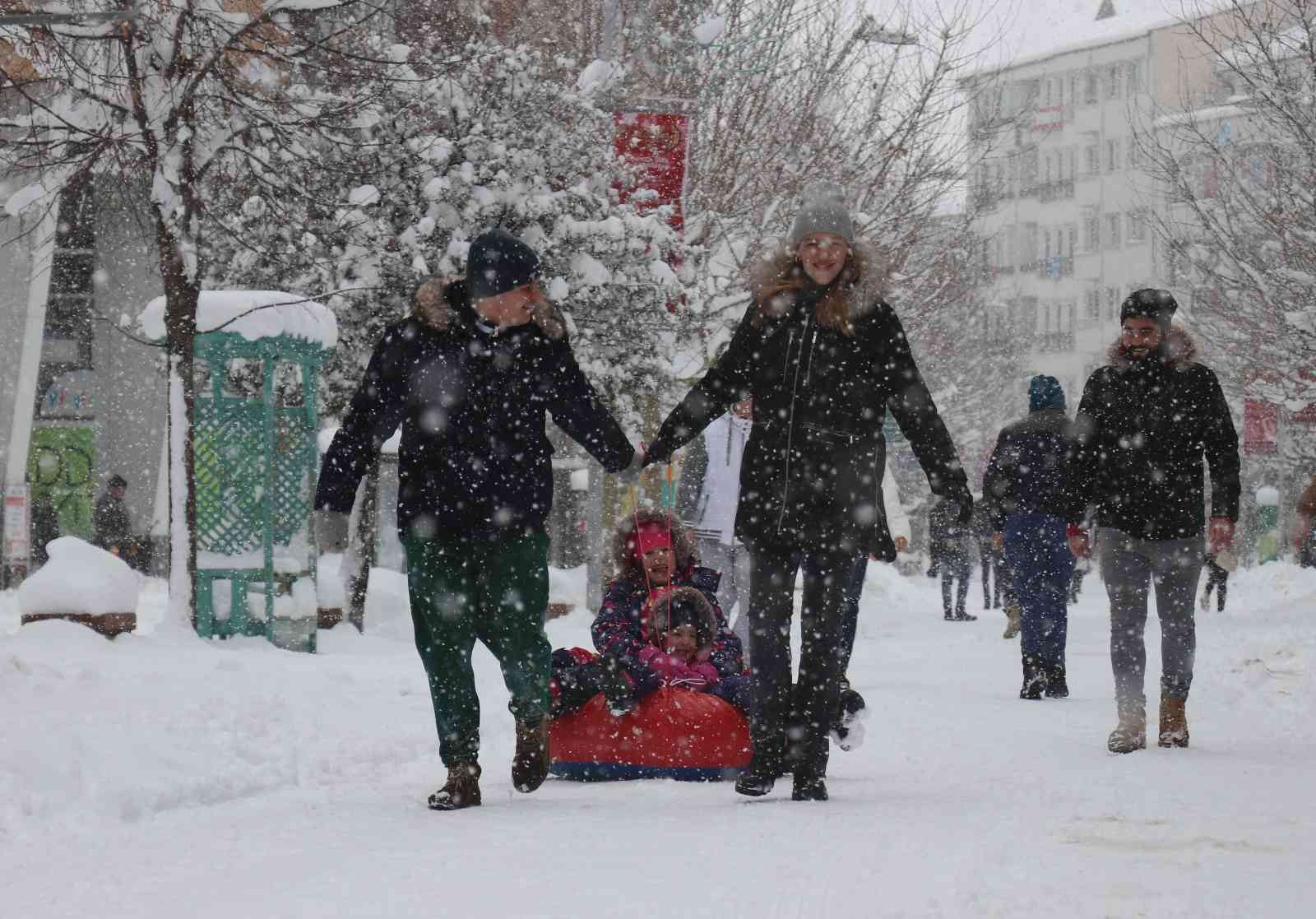 Bolu kent merkezi beyaz örtüyle kaplandı