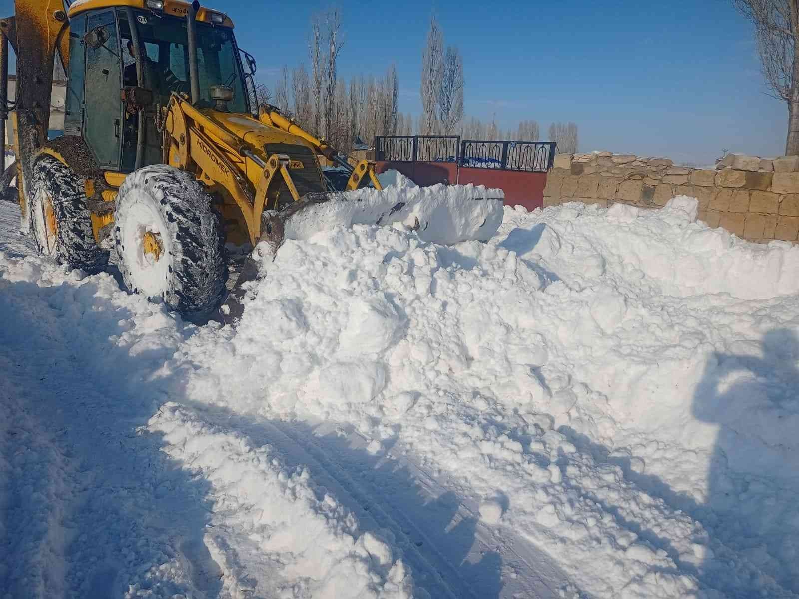 Bünyan’da karla mücadele sürüyor