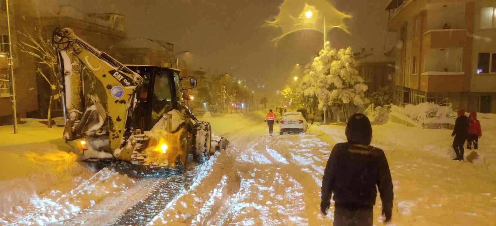 Büyükçekmece’de karla mücadele aralıksız devam ediyor