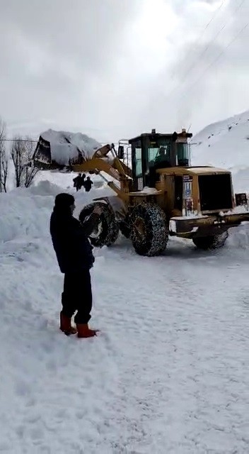 Çat’ta çığ düşmesi sonucu yolda mahsur kalan vatandaşlar Büyükşehir belediyesi ekiplerince kurtarıldı