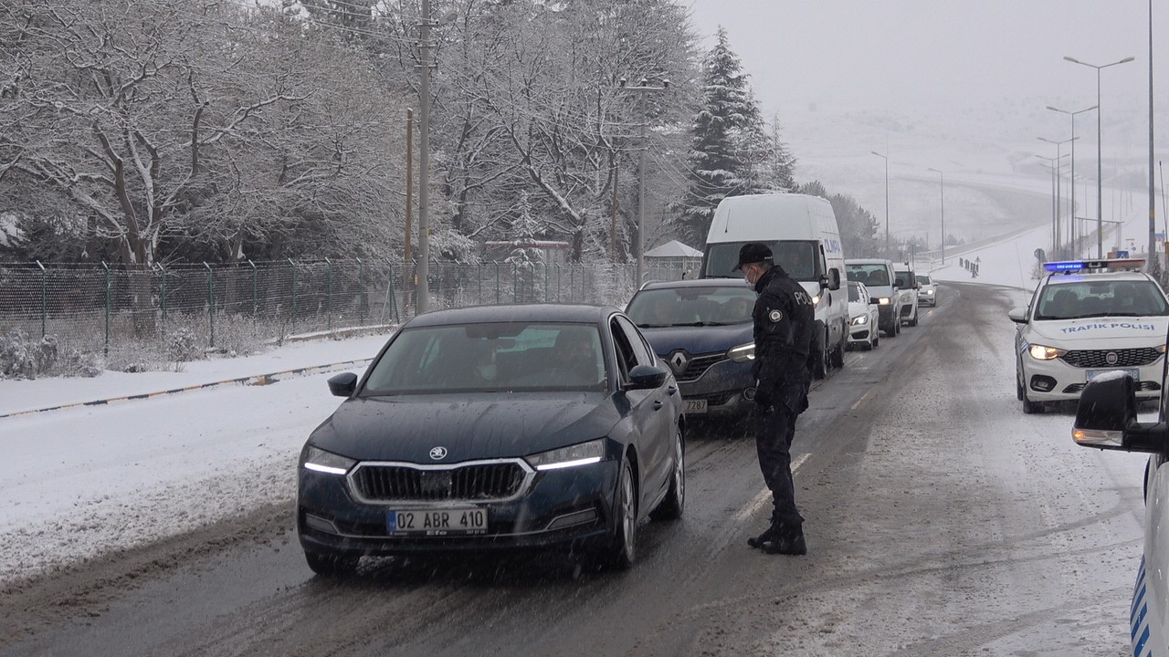 D765 karayolu yoğun kar yağışı nedeniyle trafiğe kapatıldı