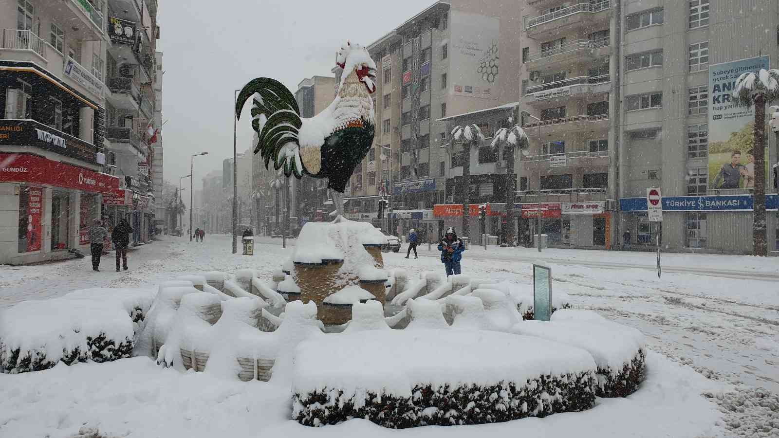 Denizli kent merkezinde kar kalındığı 10 santimetreyi aştı