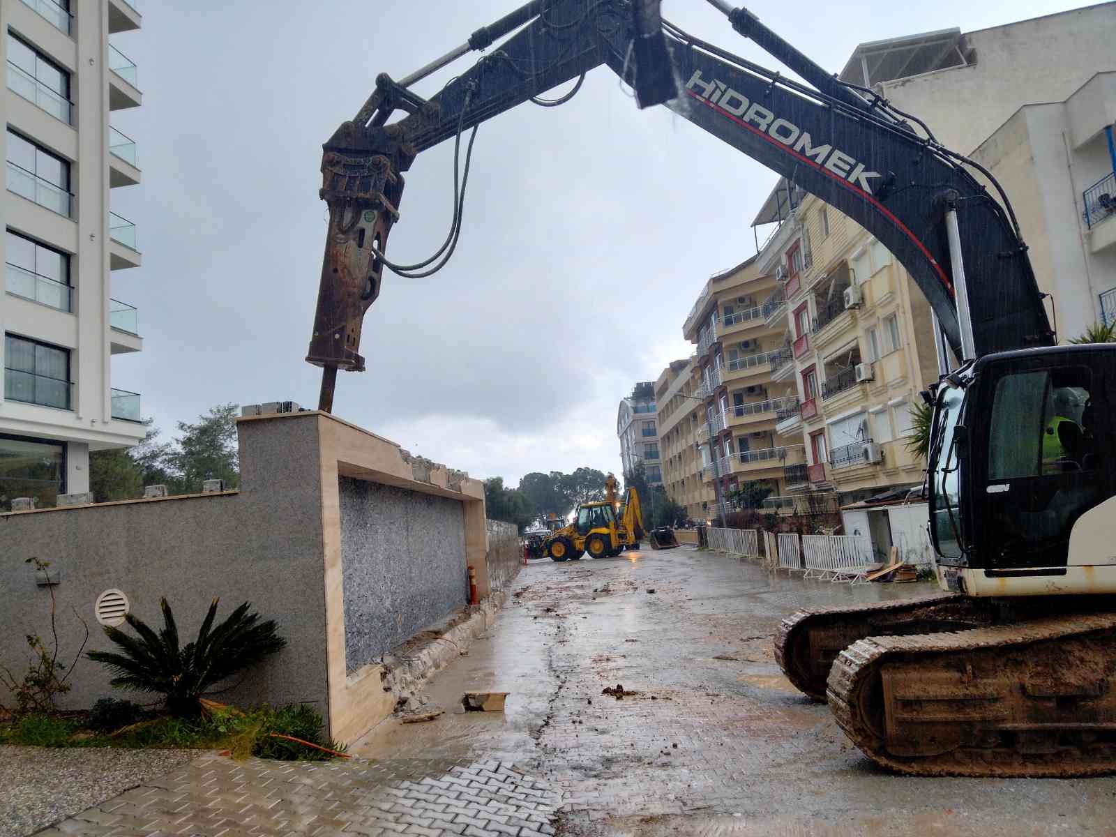 Didim’deki 5 yıldızlı otelin kaçak yapılarının yıkımına yeniden başlandı