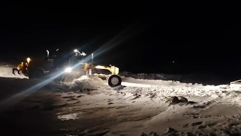 Diyarbakır Büyükşehir Belediyesi gece karla mücadeleye devam etti