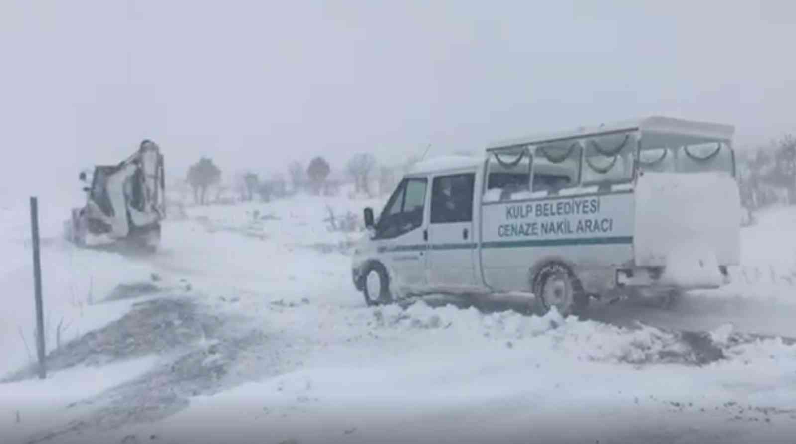 Diyarbakır’da cenaze defni için 8,5 saatlik yol açma çalışması yapıldı