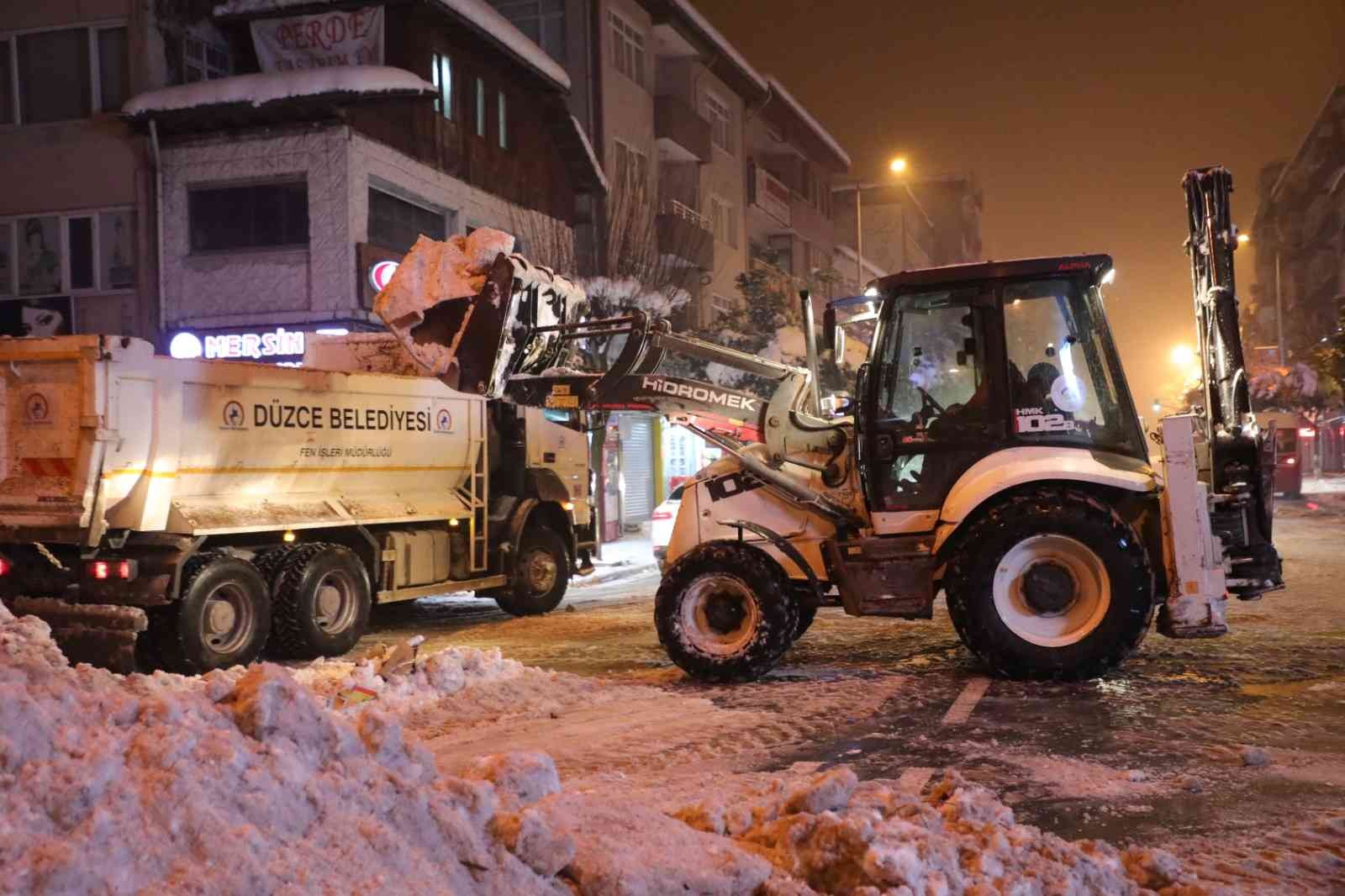 Düzce’de karla mücadele 7/24 sürüyor