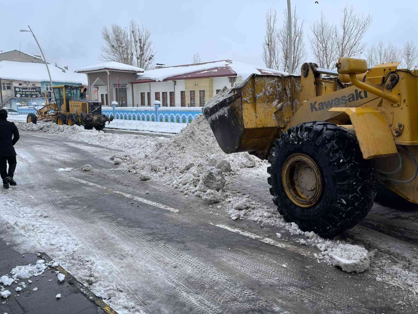 Eleşkirt Belediyesi ekipleri karla mücadele çalışması yaptı