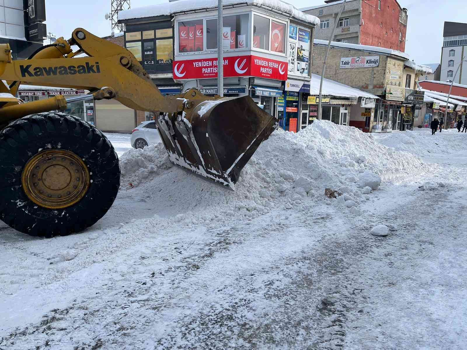 Eleşkirt’te ekiplerin kar temizleme çalışması devam ediyor