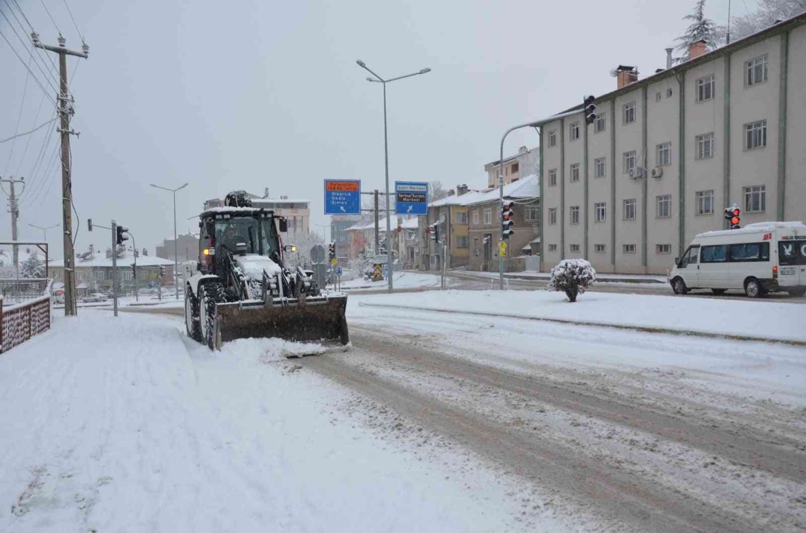 Emet’te karla mücadele çalışmaları