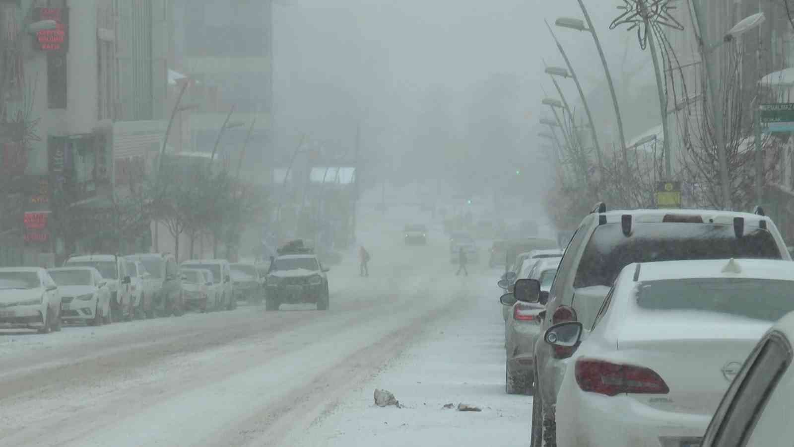 Erzurum’da kar ve tipi etkili oluyor