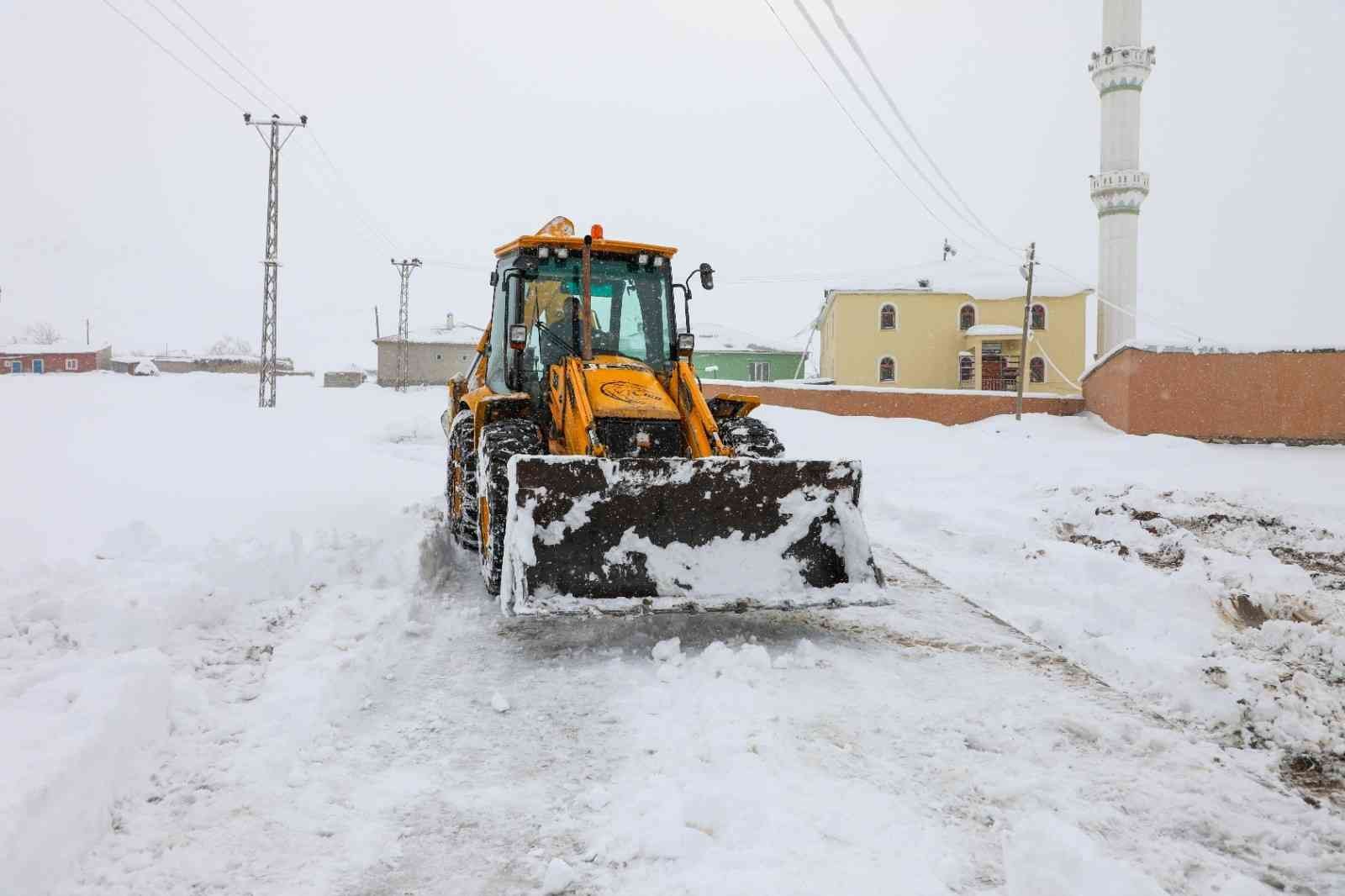 Gürpınar Belediyesinden karla mücadele çalışması