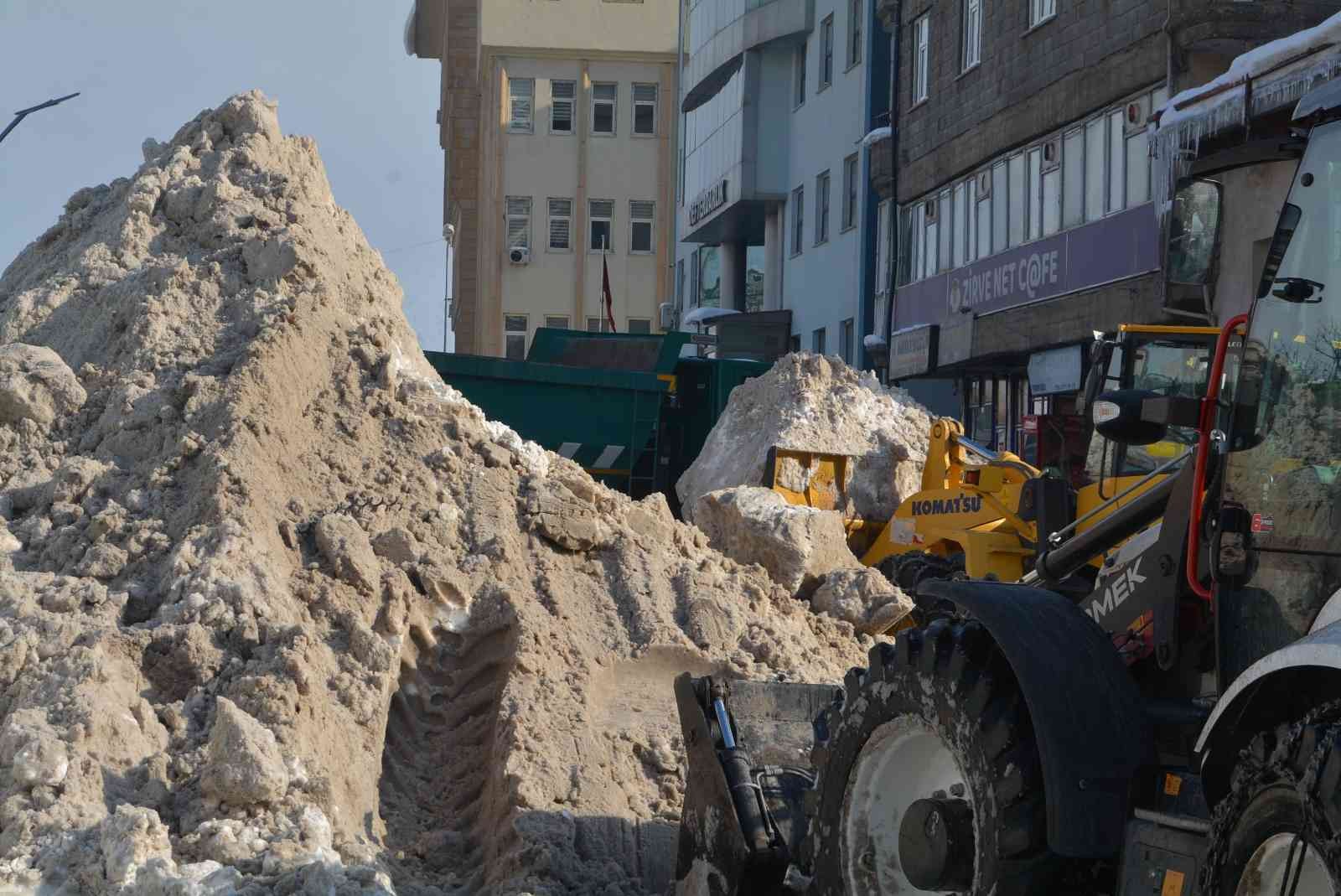 Hakkari Belediyesi 125 bin ton kar taşıdı