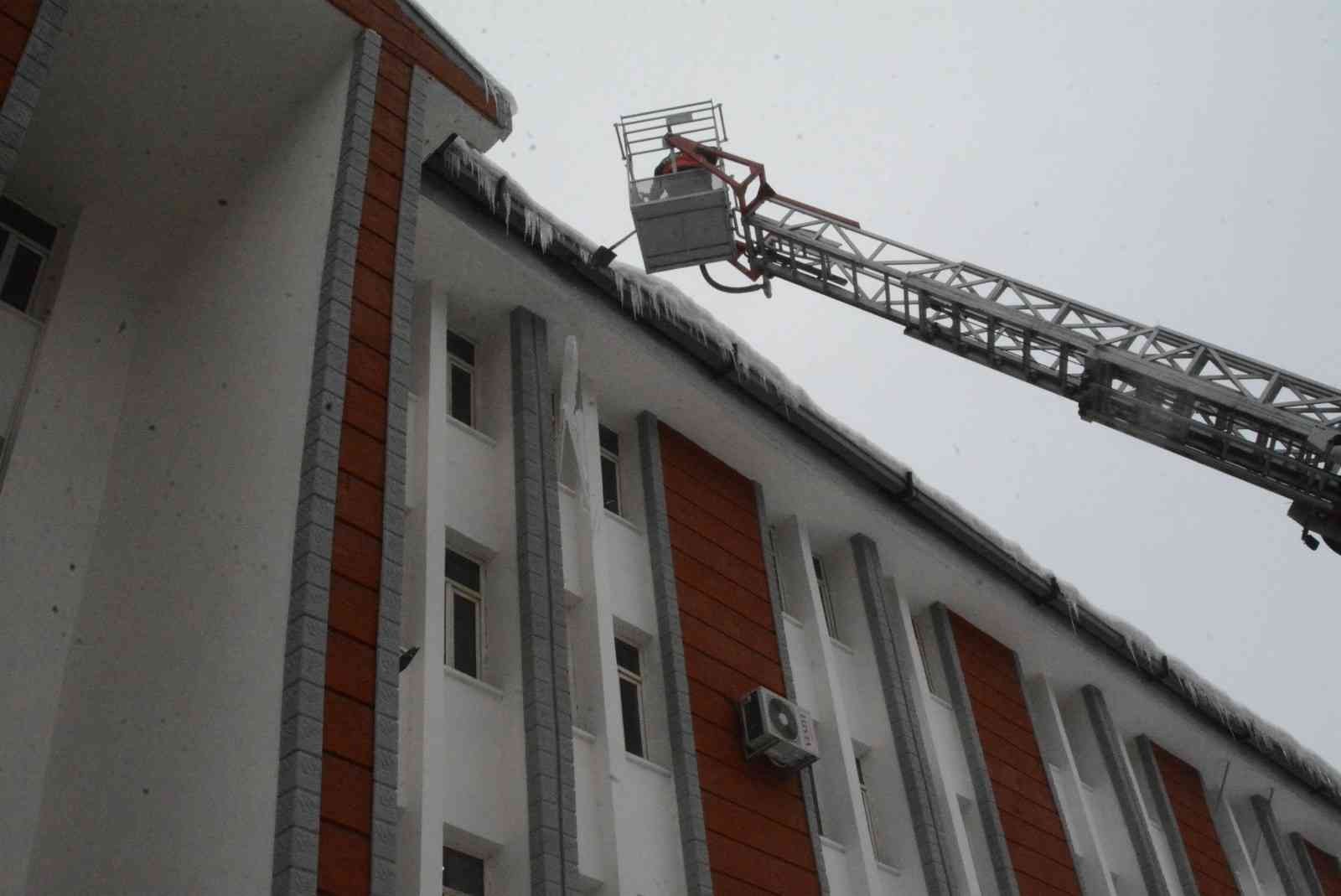 Hakkari’de buz sarkıntıları temizleniyor