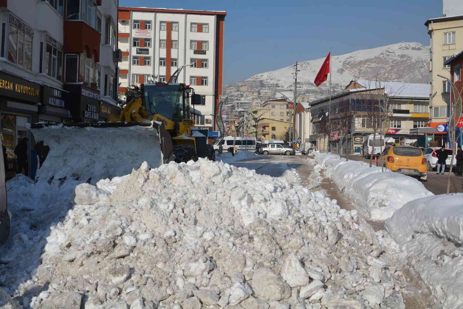 Hakkari’de buz ve karla mücadele çalışması