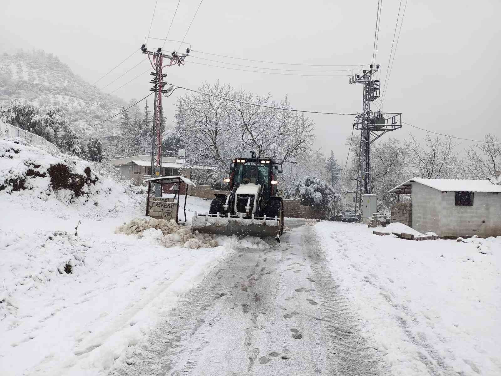 Hatay’da kar yağışı nedeniyle ahır çöktü, 10 hayvan telef oldu