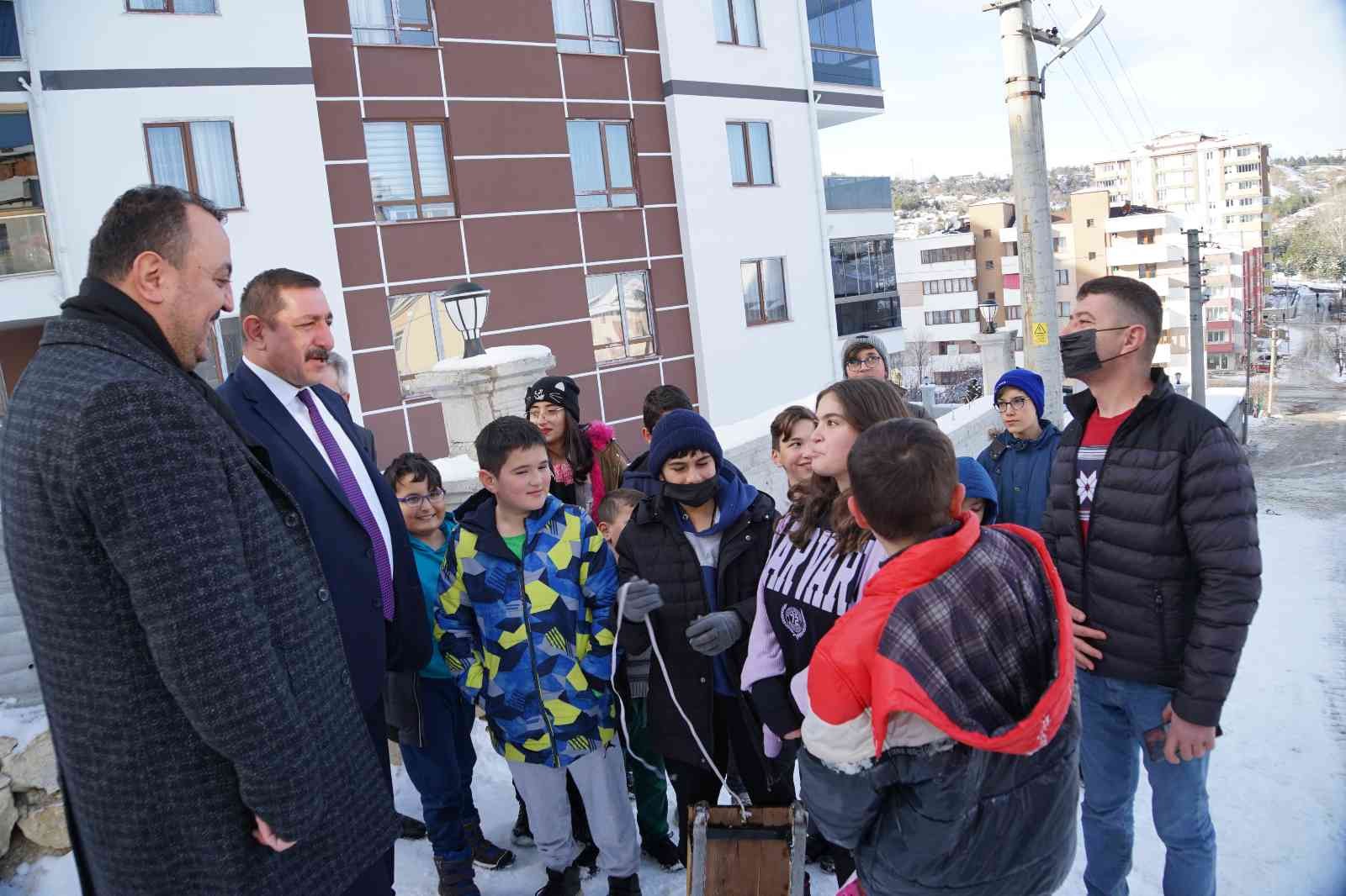 İş makinesinin önünü kesen çocuklara belediye başkanından kayak merkezine götürme sözü