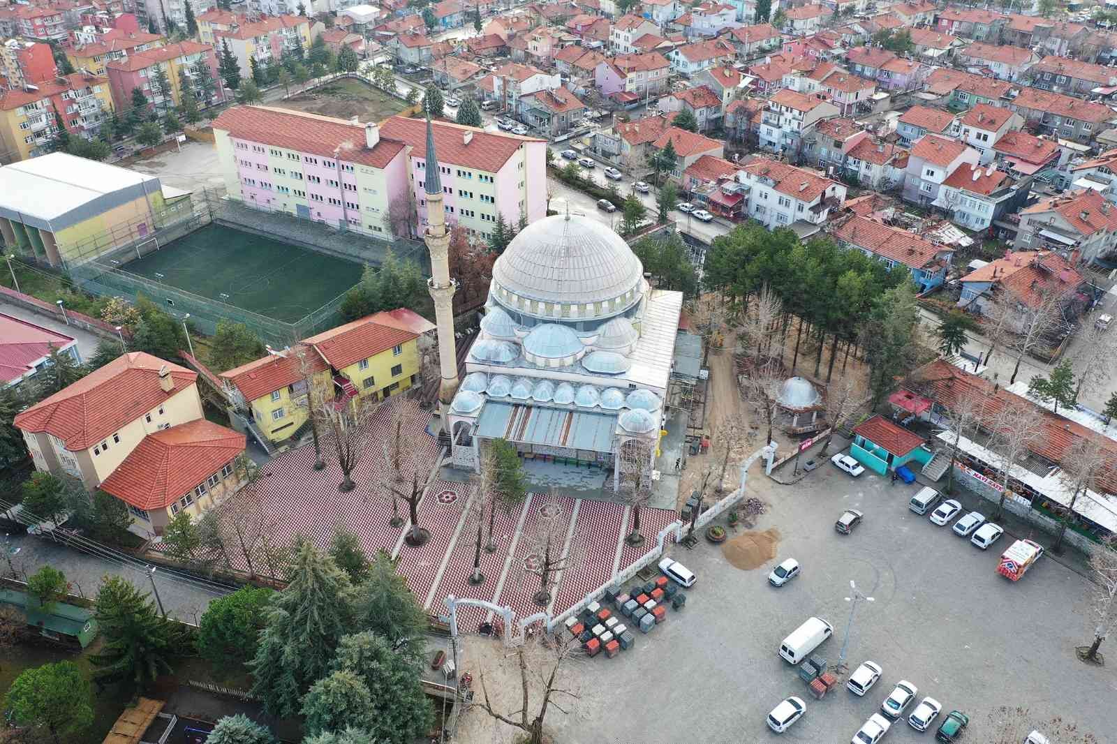 Isparta Gülistan Camii avlusu 3 boyutlu taşlarla rengarenk görünüme kavuştu