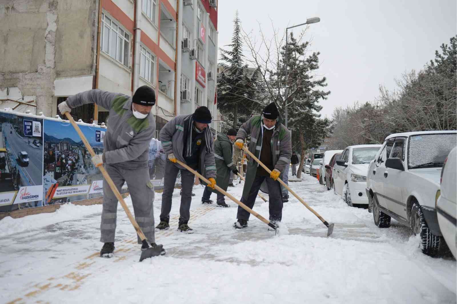 Isparta’da karla mücadelede 70 iş makinesi ve 260 personel görev aldı