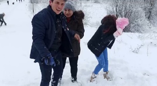 İzmir’de öğrencilerin kar keyfi: Doya doya kar topu oynadılar