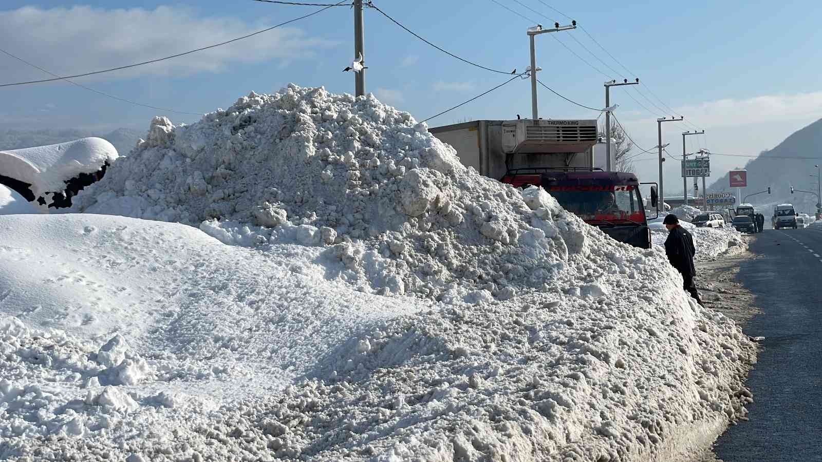 Kar yağışı bitti, mini kar dağları ortaya çıktı