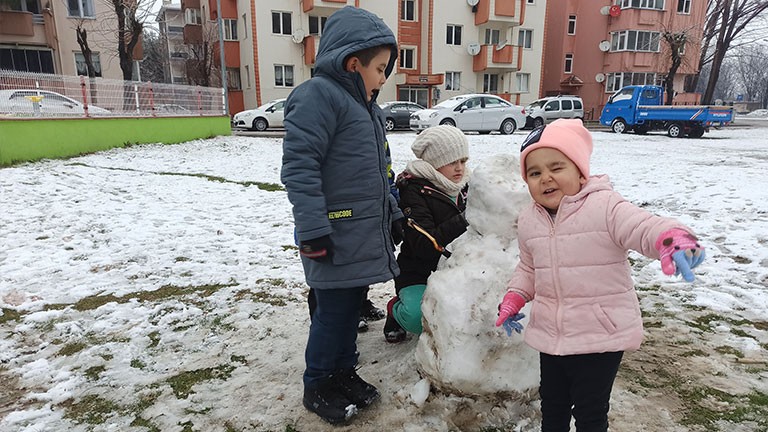 Kar yağışı çocuklara karne hediyesi oldu