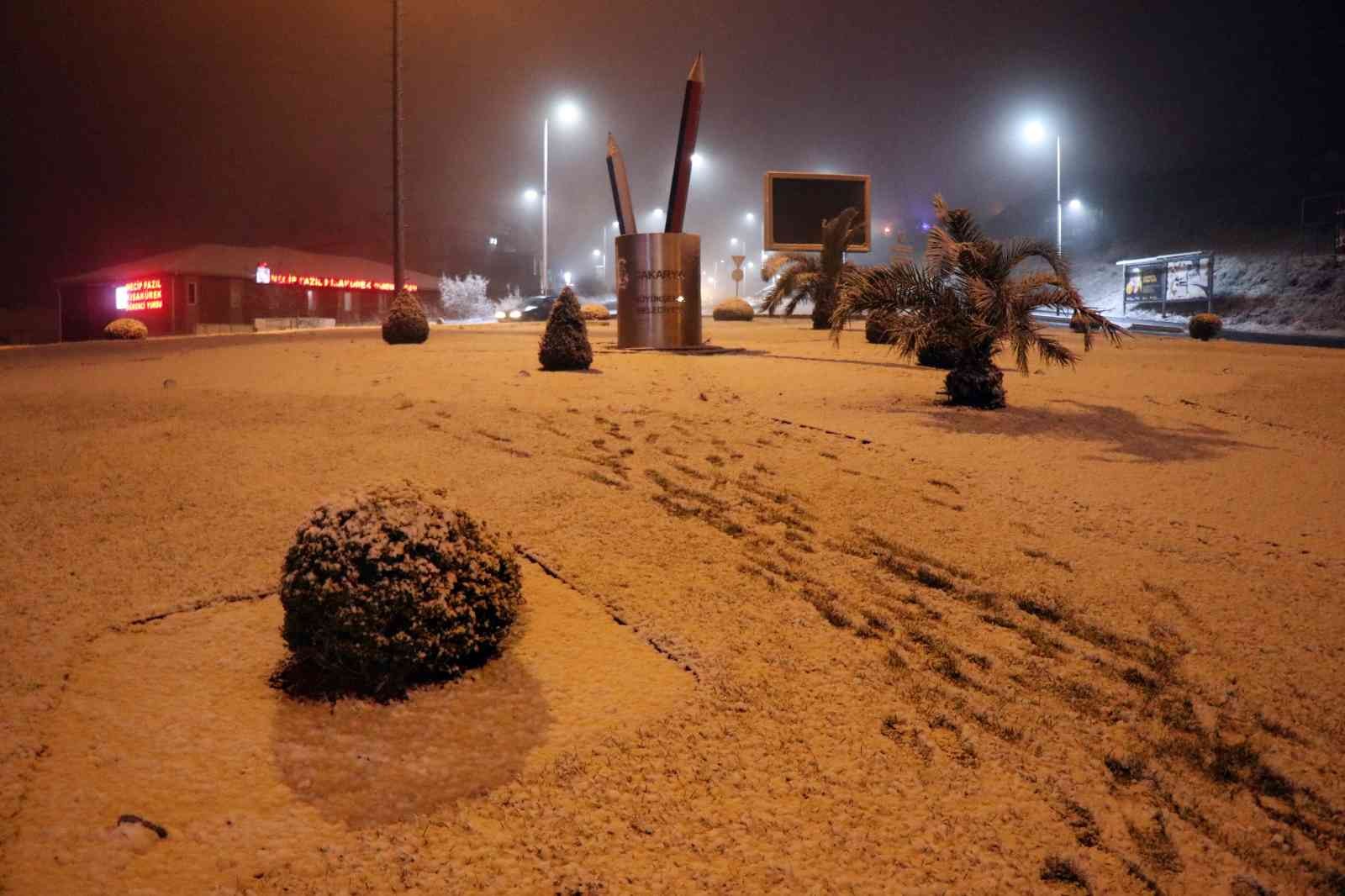 Kar yağışı Sakarya’yı beyaza bürüdü